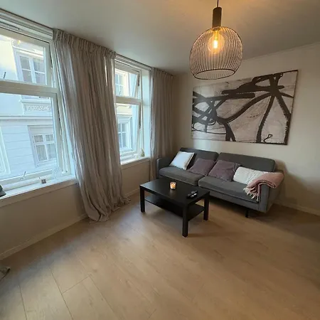 Bo Blant Brosteinsbelagte Gater I Hjertet Av Apartamento *